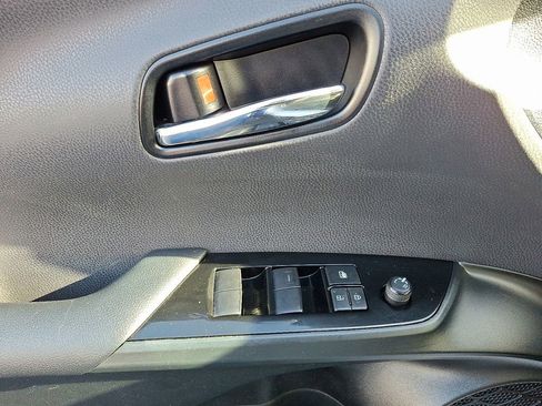 Used 2022 Toyota Prius L Eco image 11