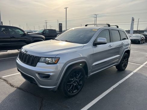 Used 2020 Jeep Grand Cherokee Altitude image 12