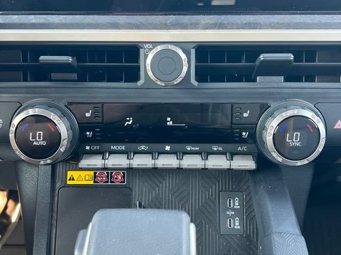 Used 2025 Toyota Tacoma Limited AWD/4WD image 32