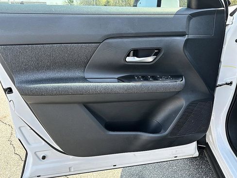 Certified 2025 Nissan Kicks SV image 9