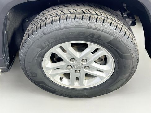 Used 2023 Jeep Grand Cherokee Laredo RWD image 28