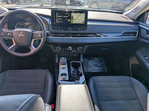 Used 2025 Mitsubishi Outlander SE image 26