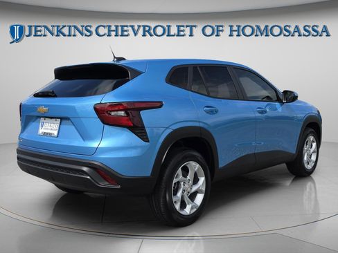 New 2026 Chevrolet Trax LS w/ LS Convenience Package FWD image 4