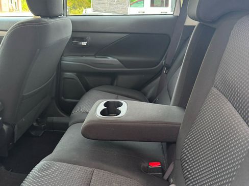 Used 2018 Mitsubishi Outlander ES image 16