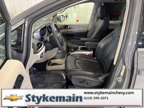 Used 2022 Chrysler Pacifica Touring-L image 32