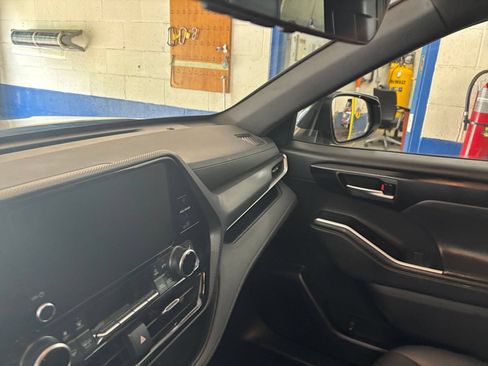 Used 2025 Toyota Highlander XSE AWD/4WD image 35