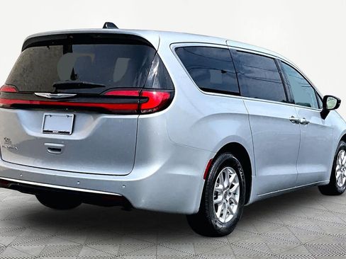Used 2024 Chrysler Pacifica Touring-L FWD image 13