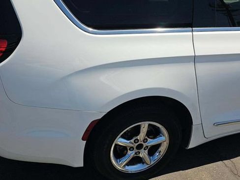 Used 2019 Chrysler Pacifica Touring-L FWD image 17