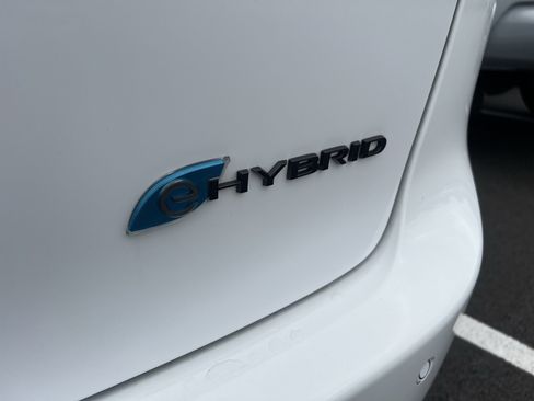 Used 2025 Chrysler Pacifica Premium FWD image 8