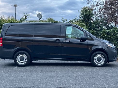 Used 2023 Mercedes-Benz Metris Passenger image 2