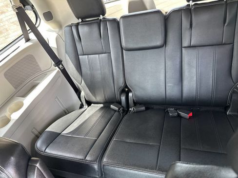 Used 2015 Chrysler Town & Country Touring FWD image 14