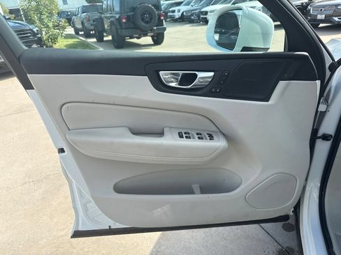 Used 2021 Volvo XC60 T5 Momentum w/ Premium Package AWD/4WD image 19
