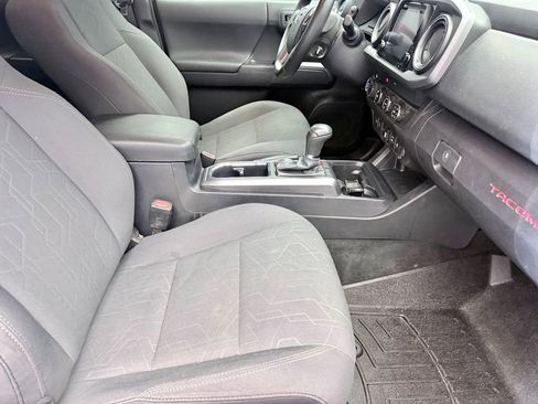 Used 2019 Toyota Tacoma TRD Off-Road w/ Technology Package AWD/4WD image 12