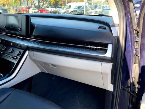 Used 2022 Kia Carnival LX image 18