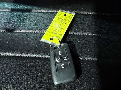 Used 2024 Volkswagen Tiguan SE FWD image 64