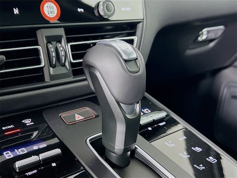 New 2026 Porsche Macan Base image 19