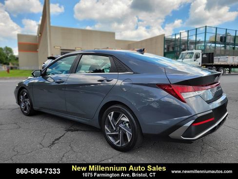 Used 2025 Hyundai Elantra SEL image 3