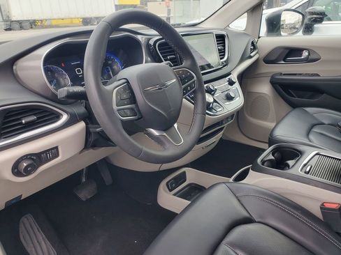 Used 2023 Chrysler Pacifica Touring-L image 19