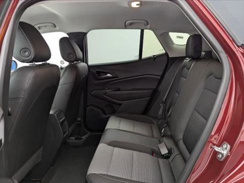 Used 2025 Chevrolet Trax LT w/ LT Convenience Package image 17