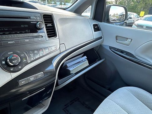 Used 2014 Toyota Sienna LE AWD/4WD image 28