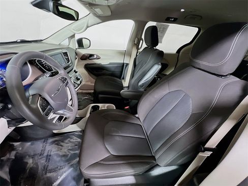 Used 2024 Chrysler Voyager LX image 19