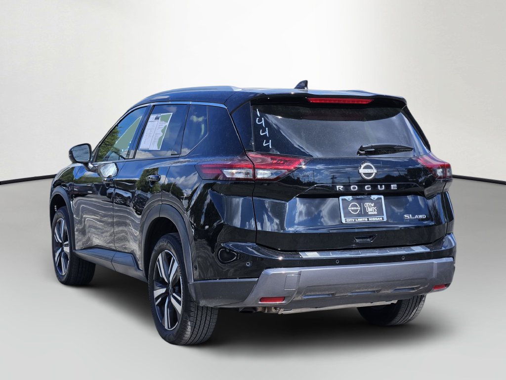 Used 2025 Nissan Rogue SL AWD/4WD image 7
