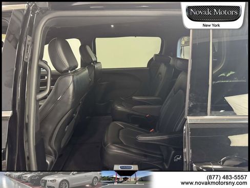 Used 2025 Chrysler Pacifica Select image 12