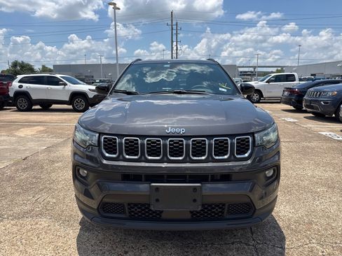 Used 2024 Jeep Compass Latitude w/ Convenience Group AWD/4WD image 2