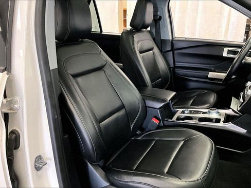 Used 2022 Ford Explorer XLT w/ Equipment Group 202A image 7