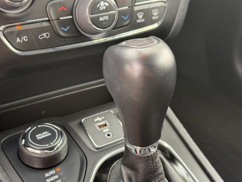 Used 2022 Jeep Cherokee Limited w/ Elite Package AWD/4WD image 23