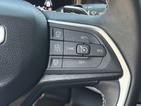 Used 2025 Jeep Grand Cherokee Laredo X RWD image 11