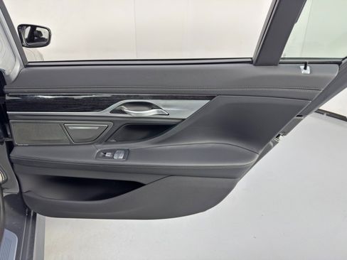 Used 2022 BMW 750i xDrive w/ Executive Package image 51