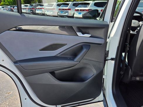 Certified 2025 Volkswagen Tiguan SE R-Line AWD/4WD image 40