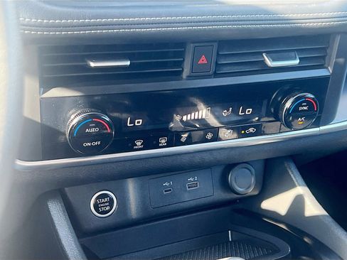 Used 2023 Nissan Rogue SV image 15