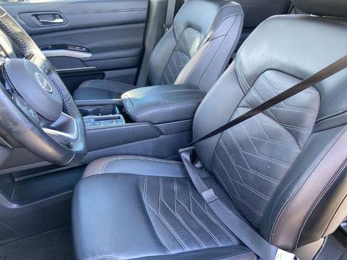 Used 2023 Nissan Pathfinder Platinum image 16