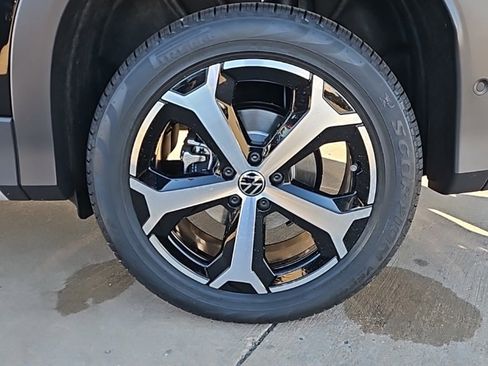 New 2025 Volkswagen Tiguan SE image 9
