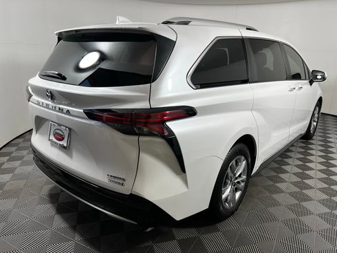 Certified 2023 Toyota Sienna Limited image 5