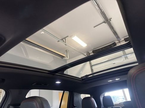 Used 2024 Chevrolet Traverse Z71 image 2