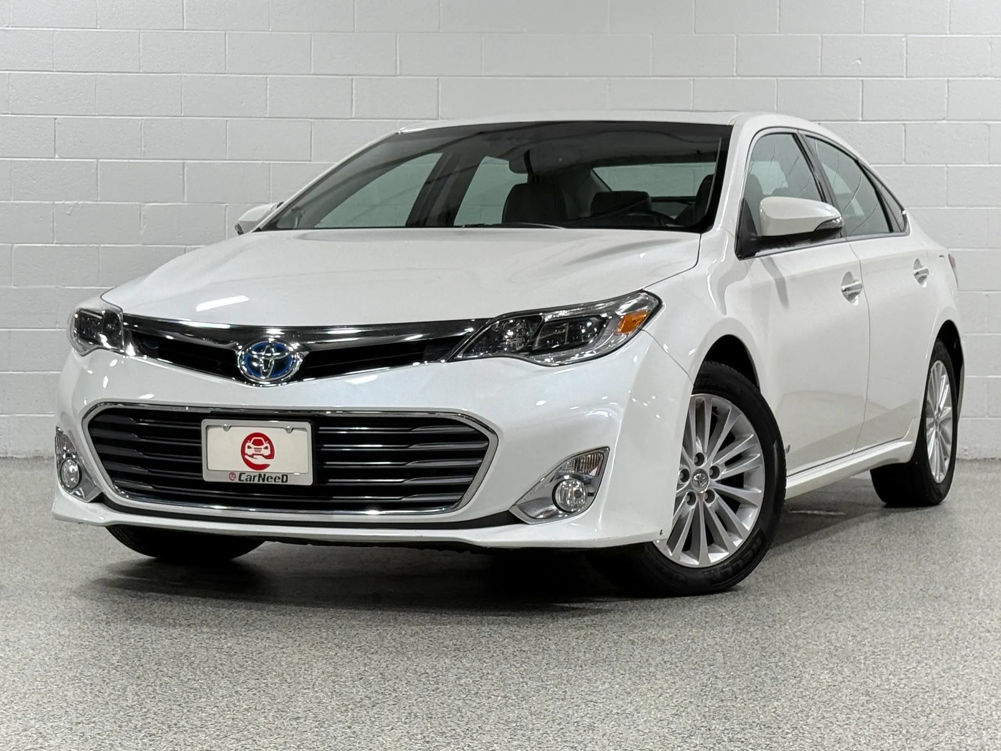 Used 2014 Toyota Avalon Limited FWD image 2