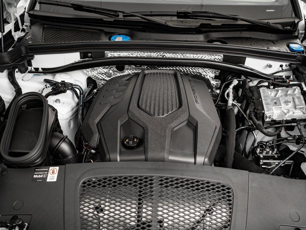 Certified 2026 Porsche Macan AWD/4WD image 48