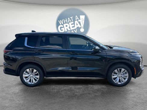Used 2026 Mitsubishi Outlander ES FWD image 2