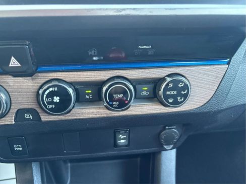 Used 2017 Toyota Tacoma SR5 w/ Tow Package AWD/4WD image 31