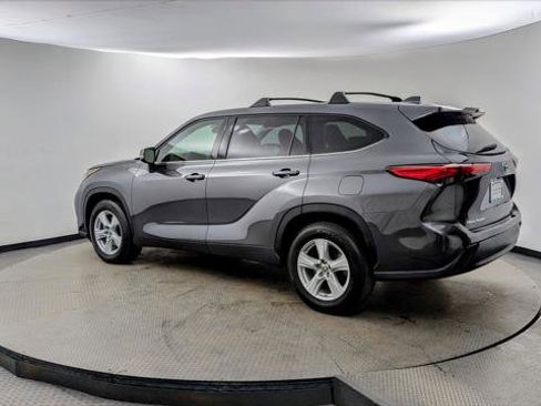 Used 2021 Toyota Highlander L image 6