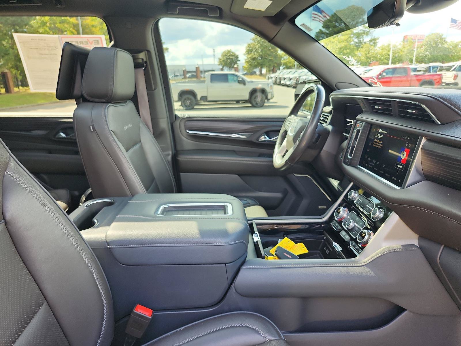 Used 2023 GMC Yukon XL Denali w/ Denali Reserve Package AWD/4WD image 8