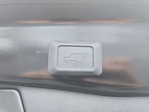 Used 2022 Toyota RAV4 XLE Premium image 10