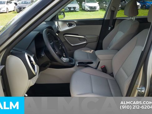 Used 2025 Kia Soul LX w/ LX Technology Package FWD image 7