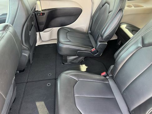 Used 2024 Chrysler Pacifica Touring-L image 17