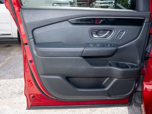 Certified 2025 Honda Pilot Touring image 12