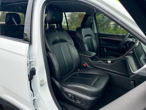 Used 2023 Jeep Grand Cherokee Limited RWD image 27