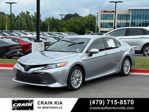 Used 2020 Toyota Camry XLE FWD image 3